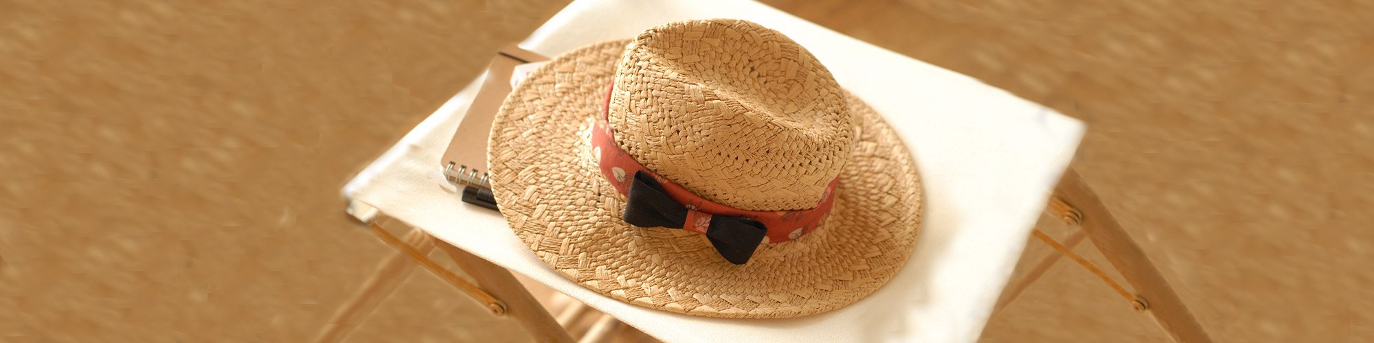 Chapeau avec un nœud