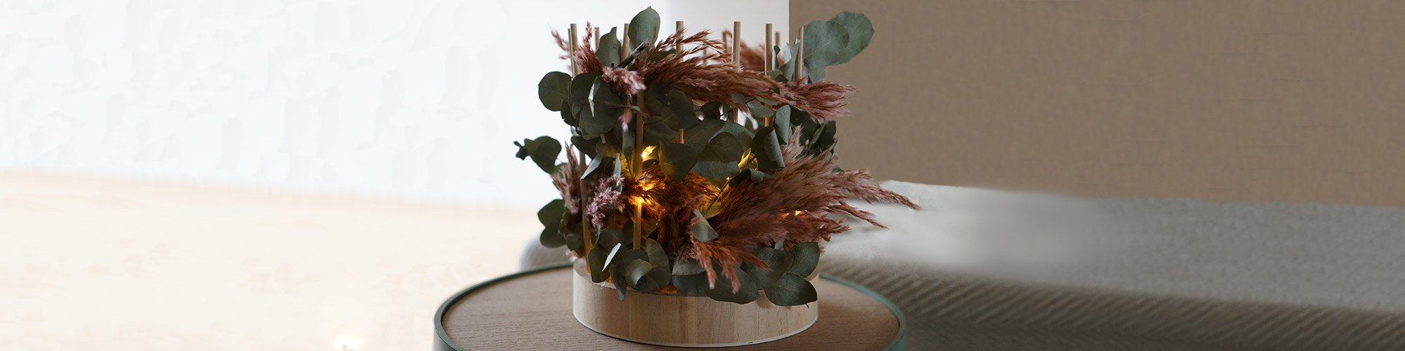 Lampe fleurs séchées avec un plateau rond