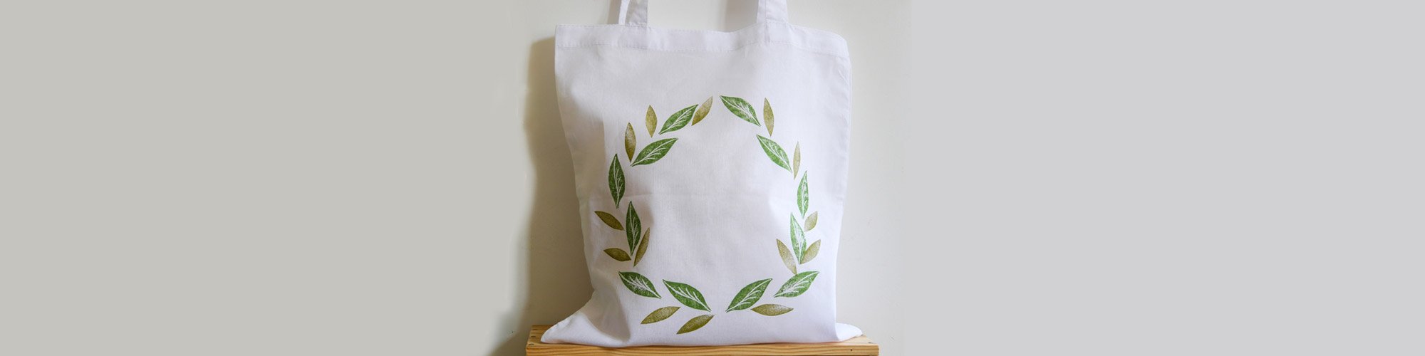 Peinture sur tote bag avec une gomme gravée