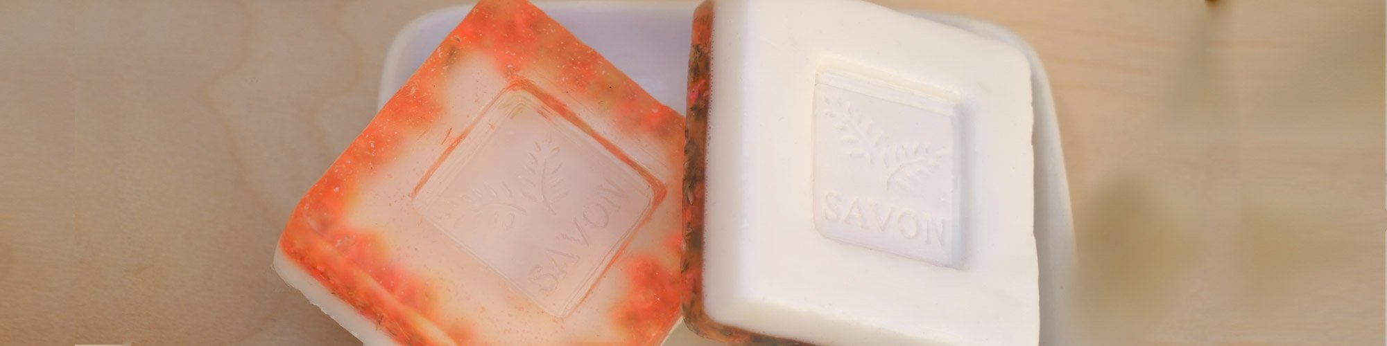 Savon avec des fleurs séchées
