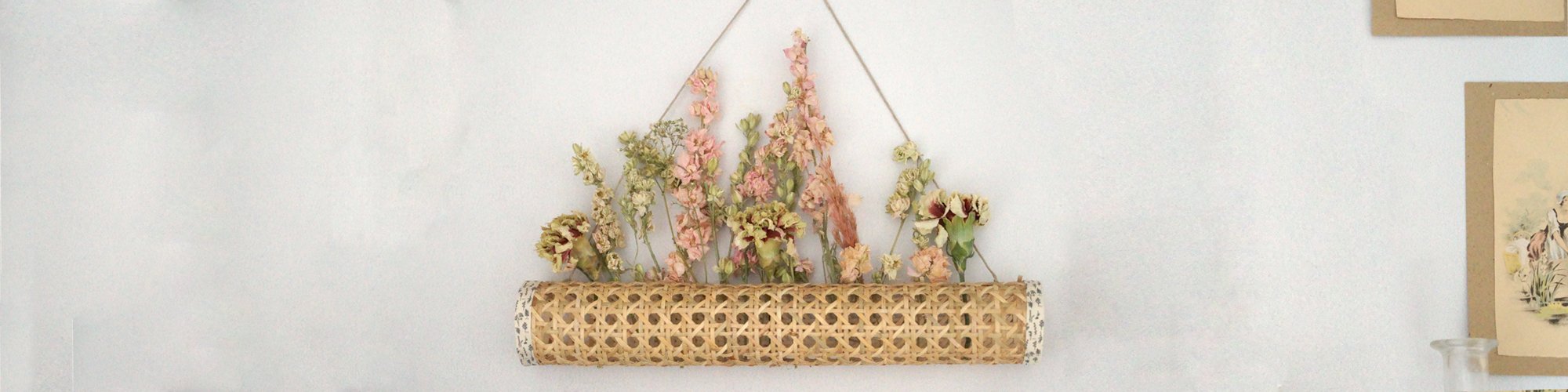 Suspension de fleurs séchées en cannage