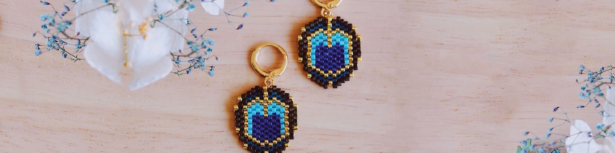 Boucles d'oreilles plumes de paon en perles toho