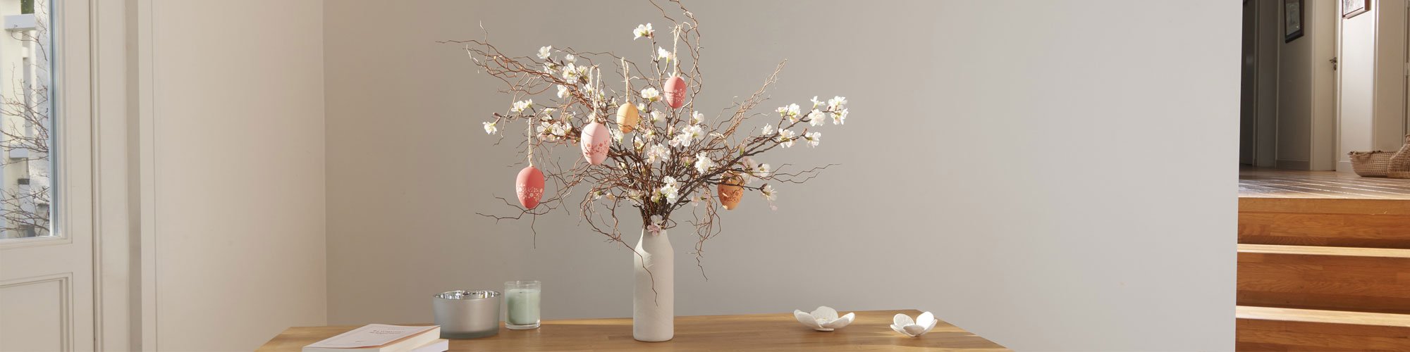 Arbre de Pâques avec des œufs