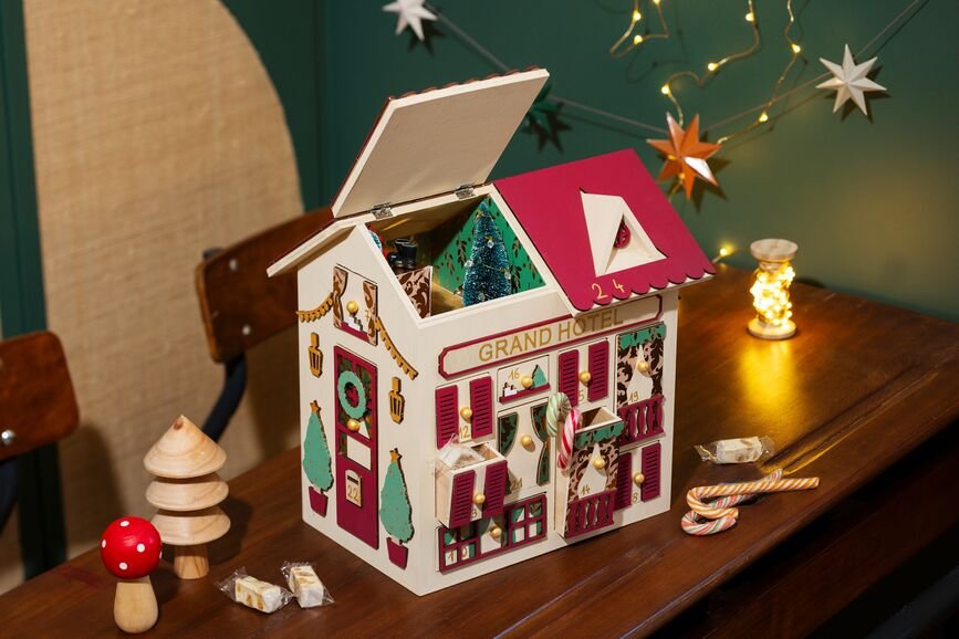 Inspiration calendrier de l'avent maison en bois décorée 