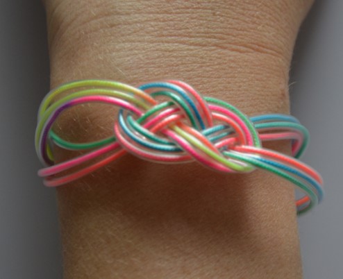 Bracelet tressé en scoubidous