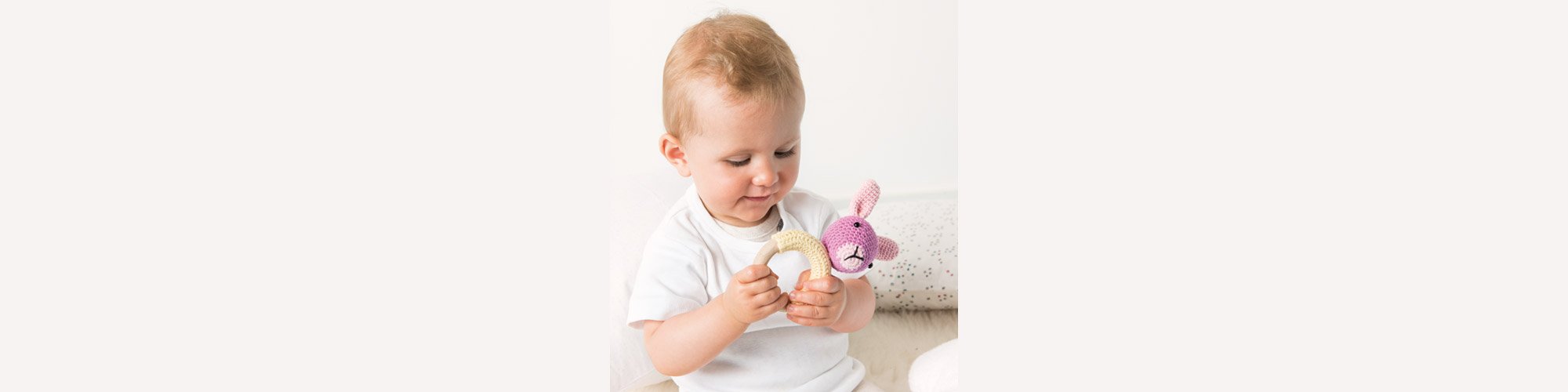 Hochet lapin en amigurumi 
