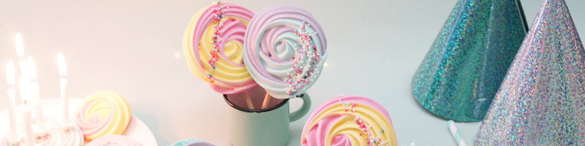 Sucette meringue à la poche à douille
