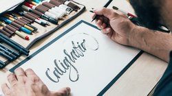 /content/dam/cultura-one/2021/beaux-arts/NAV_arts_graphiques_calligraphie.jpg