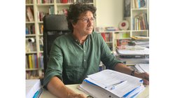 Photo d'un éditeur dans son bureau
