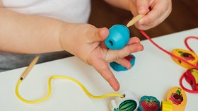 Jeux à enfiler et lacer