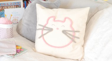 Coussin au tricotin : motif chat 