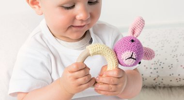 Hochet lapin en amigurumi 