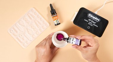La résine UV’Glass Cléopâtre, idéale pour créer des bijoux