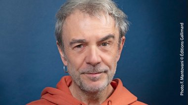 Interview : Fabrice Caro présente son roman Les derniers jours de l’apesanteur