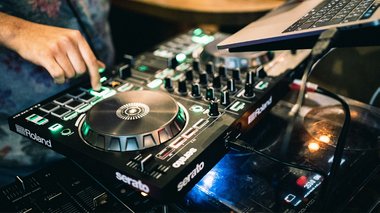 Apprendre à mixer : comment se lancer dans le Djing