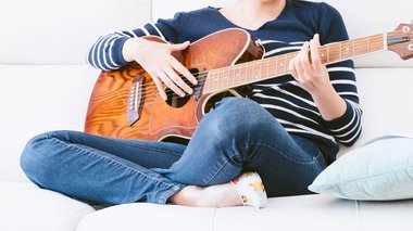 Comment bien choisir votre guitare folk