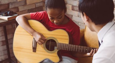 Comment choisir la première guitare de votre enfant ? 