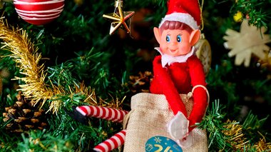 Tout savoir sur le lutin farceur : histoire et idées de blagues 
