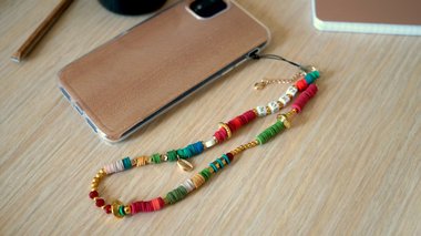 Dragonne de téléphone avec des perles