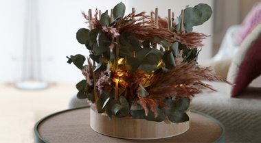 Lampe fleurs séchées avec un plateau rond
