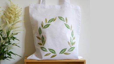 Peinture sur tote bag avec une gomme gravée
