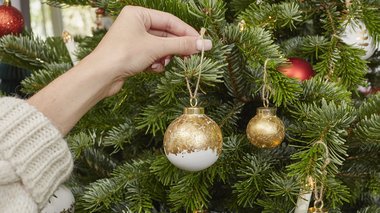 Tuto boules de Noël dorées en porcelaine avec Pébéo