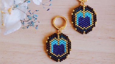 Boucles d'oreilles plumes de paon en perles toho