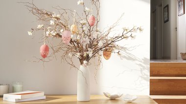 Arbre de Pâques avec des œufs