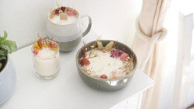 Bougies avec des fleurs séchées, avec Graine Créative
