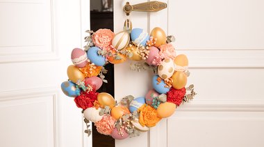 couronne d'oeufs de pâques avec des fleurs sur la porte d'entrée. décoration traditionnelle pour pâques. 17567032 Photo de stock chez Vecteezy