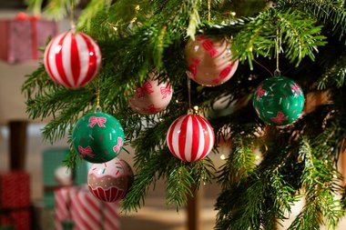 Tuto Boules de Noël DIY : personnalisez votre sapin pour les fêtes