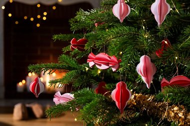 Tuto Suspensions de Noël en papier : fabriquez des bonbons à accrocher au sapin