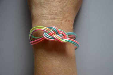 Bracelet tressé en scoubidous
