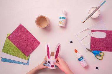 Décorer un pot à crayon – Lapin de Pâques en papier mousse