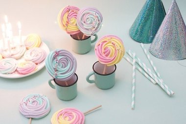 Sucette meringue à la poche à douille
