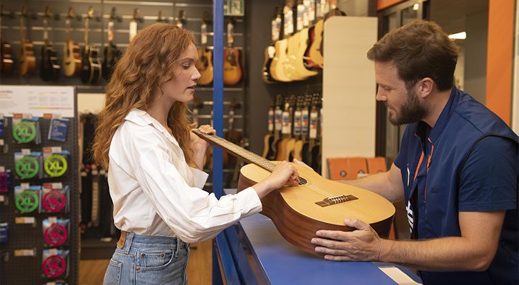 /content/dam/cultura-one/2021/instruments-de-musique/atelier-entretien-et-reparation-guitare/TUTO_CMS_atelier_entretien_1.jpg