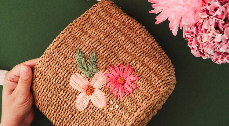 /content/dam/cultura-one/2025/loisirs_creatifs/TUTO_CMS_broderie-fleurs-sac.jpg