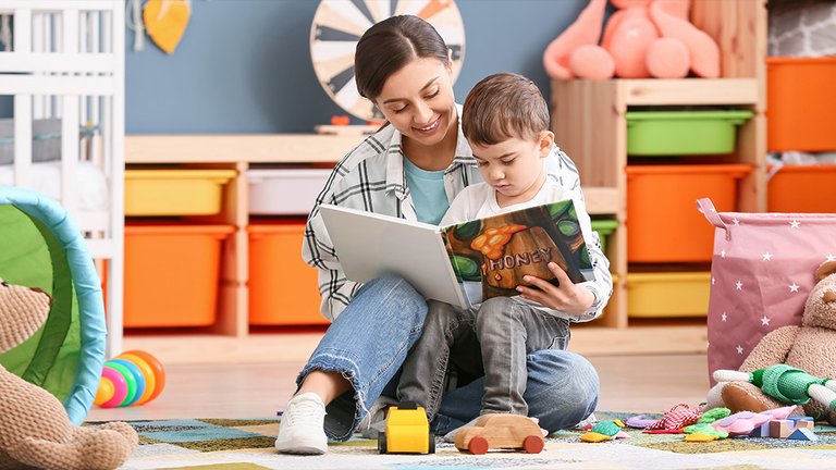 /content/dam/cultura-one/actualités/transmettre-le-goût-de-la-lecture-à-son-enfant---le-rôle-clé-des-parents/NAV_SMT-Lire-avec-son-enfant.jpg