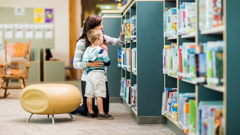 /content/dam/cultura-one/actualités/transmettre-le-goût-de-la-lecture-à-son-enfant---le-rôle-clé-des-parents/NAV_SMT-choisir-livre-bibliotheque.jpg
