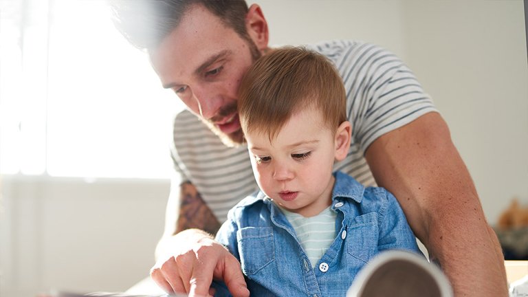 /content/dam/cultura-one/actualités/transmettre-le-goût-de-la-lecture-à-son-enfant---le-rôle-clé-des-parents/NAV_SMT_Lire-a-son-enfant.jpg