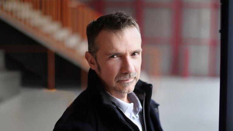 /content/dam/cultura-one/entités/people/NAV_SMT_interview_Franck_Thilliez.jpg