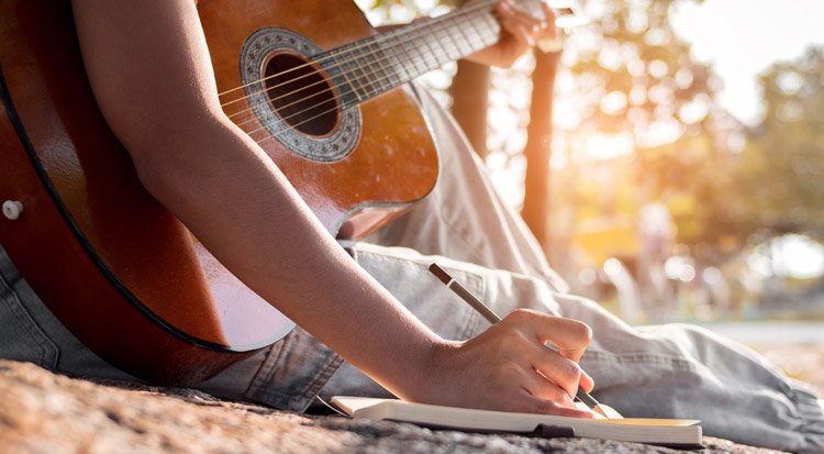 /content/dam/cultura-one/how-to/instruments-de-musique/apprendre-la-guitare/TUTO_CMS_Apprentissageguitare.jpg