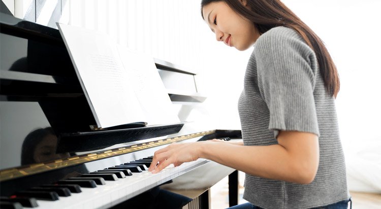 /content/dam/cultura-one/how-to/instruments-de-musique/apprendre-le-piano/TUTO_CMS_Apprentissagepiano.jpg