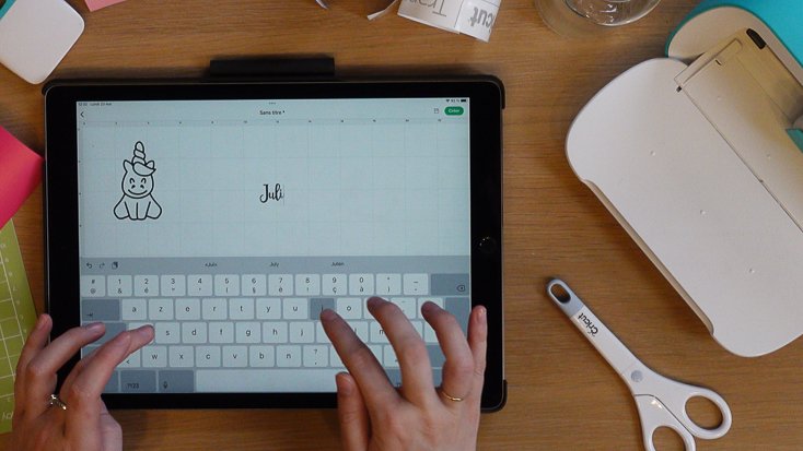 /content/dam/cultura-one/how-to/loisirs-créatifs/apprendre-a-utiliser-la-cricut/personnalisation-affaires-scolaires/TUTO_CMS_Personnalisation-fournitures-sco_2.jpg