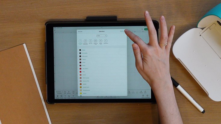 /content/dam/cultura-one/how-to/loisirs-créatifs/apprendre-a-utiliser-la-cricut/personnalisation-affaires-scolaires/TUTO_CMS_Personnalisation-fournitures-sco_7.jpg