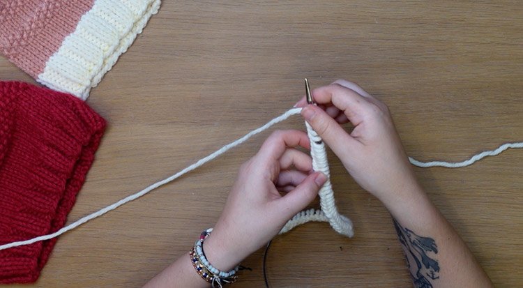 /content/dam/cultura-one/how-to/mercerie/bonnet-pompon/TUTO_CMS_Bonnet-pompon_1.jpg