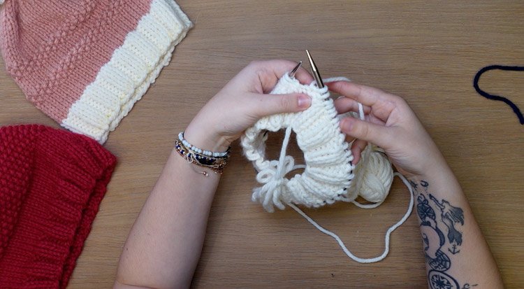 /content/dam/cultura-one/how-to/mercerie/bonnet-pompon/TUTO_CMS_Bonnet-pompon_2.jpg