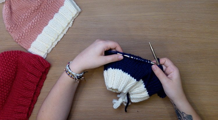 /content/dam/cultura-one/how-to/mercerie/bonnet-pompon/TUTO_CMS_Bonnet-pompon_3.jpg
