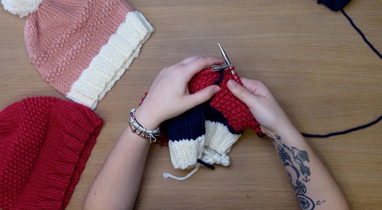 /content/dam/cultura-one/how-to/mercerie/bonnet-pompon/TUTO_CMS_Bonnet-pompon_4.jpg