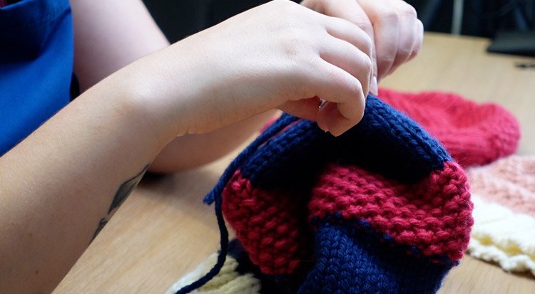/content/dam/cultura-one/how-to/mercerie/bonnet-pompon/TUTO_CMS_Bonnet-pompon_6.jpg
